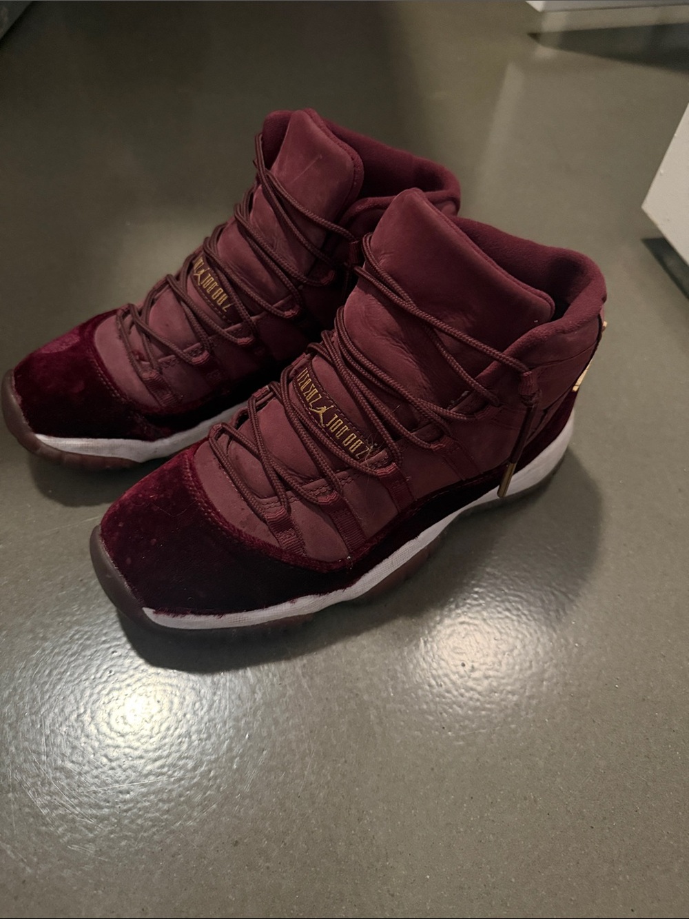 Jordan 11 retro heiress night maroon sz 6Y/ woman’s 7